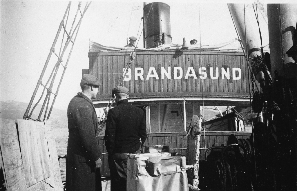 Båten "Brandasund" på veg til Stavanger med elevar frå Arbeidsskulen på Sand.