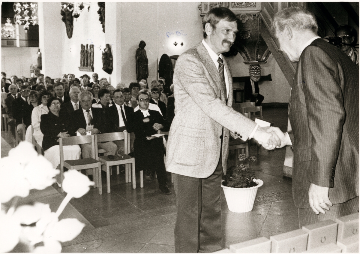 Ragne Johanson delar ut 30-års utmärkelse till Yngve Bergström på Trafikaktiebolaget Grängesberg - Oxelösunds Järnvägar, TGOJ-dagen i Fors kyrka, Eskilstuna den 14 maj 1982.