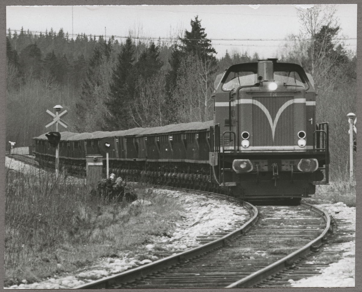 Nora Bergslags Järnvägar, NBJ T26 med malmtåg i närheten av Striberg.