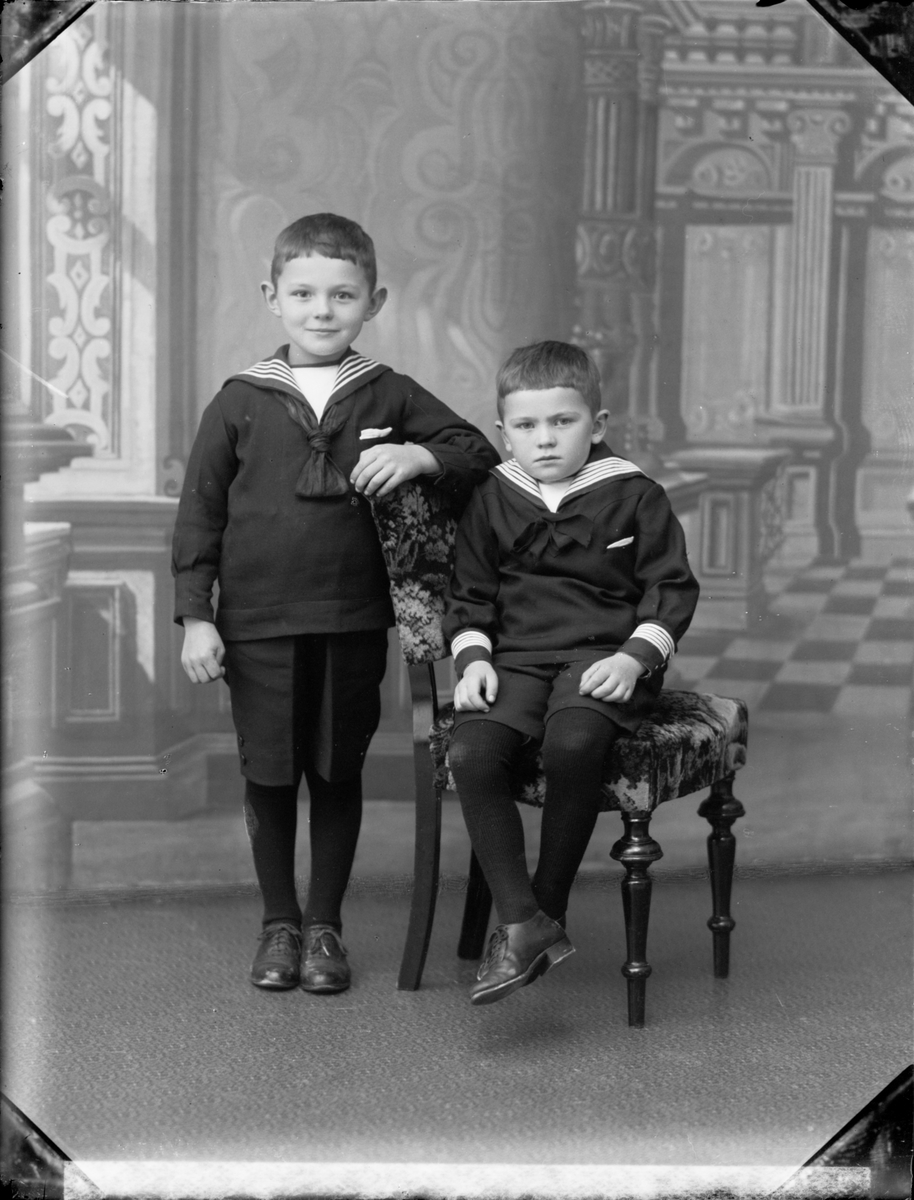 Barnporträtt - två pojkar, Östhammar, Uppland
