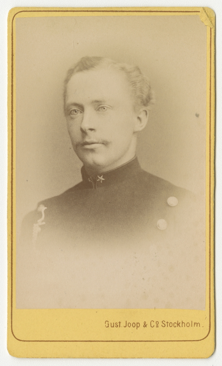 Porträtt av Carl Harald Åkerstein, underlöjtnant vid Skaraborgs regemente I 9.

Se även bild AMA.0021858.