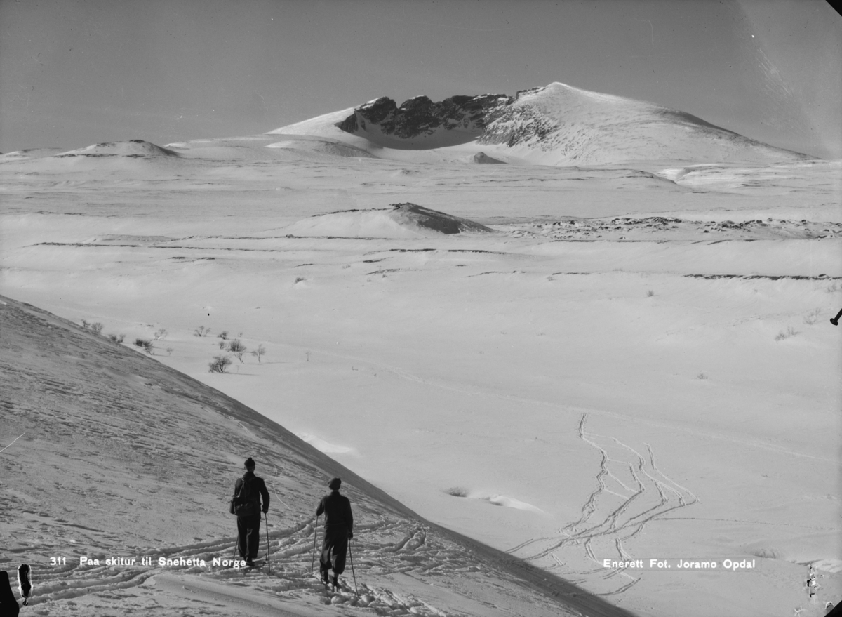 Dovrefjell, to på skitur mot Snøhetta. Påskrift: Paa skitur til Snehetta Norge