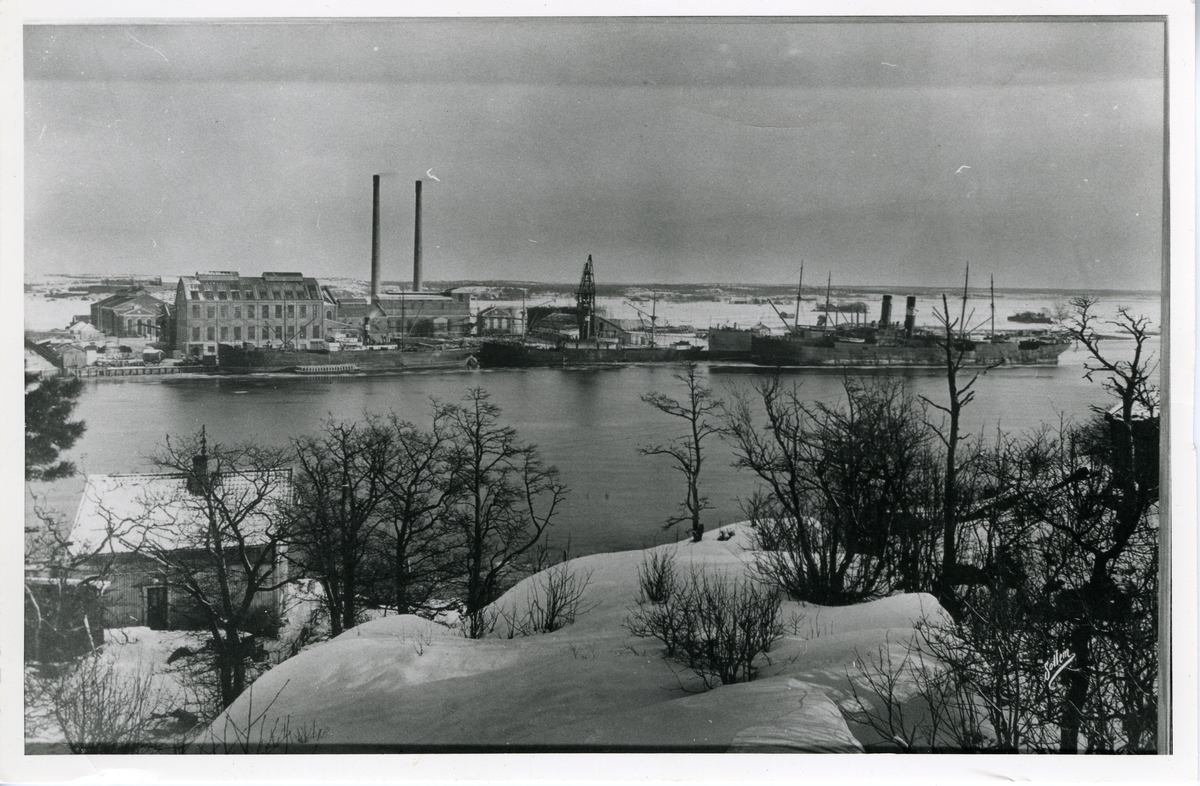 Fredrikstad,
Østsiden,
De-No-Fa - industri
Øra - område
Glomma elven som renner gjennom byen
Skip
Kråkerøy (i forkant av foto)