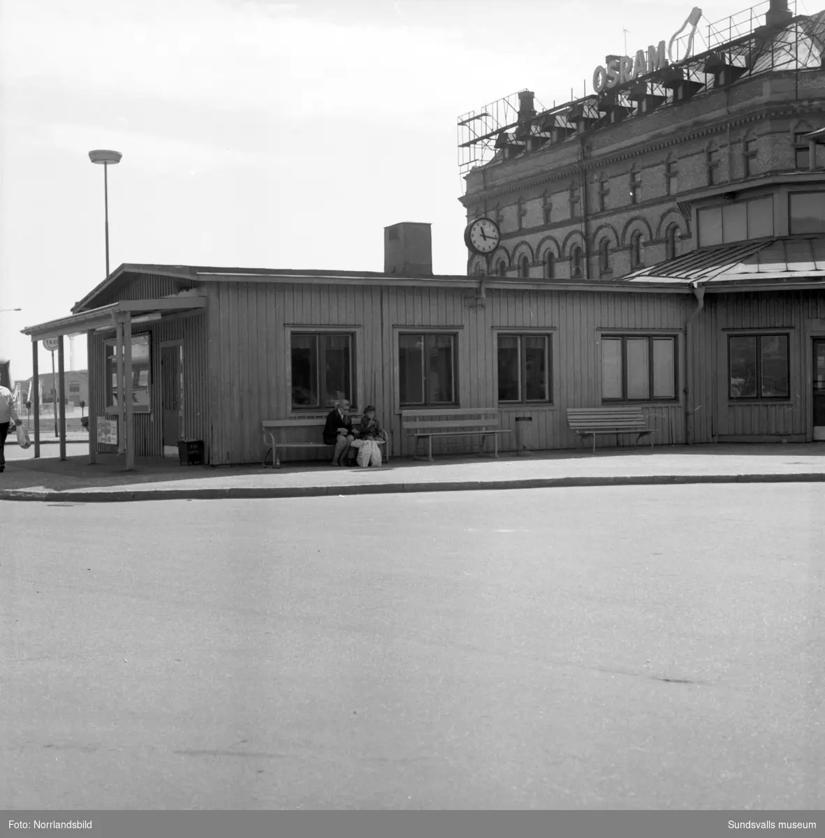 Bildserie från den gamla busstationen norr om hamnmagasinen.