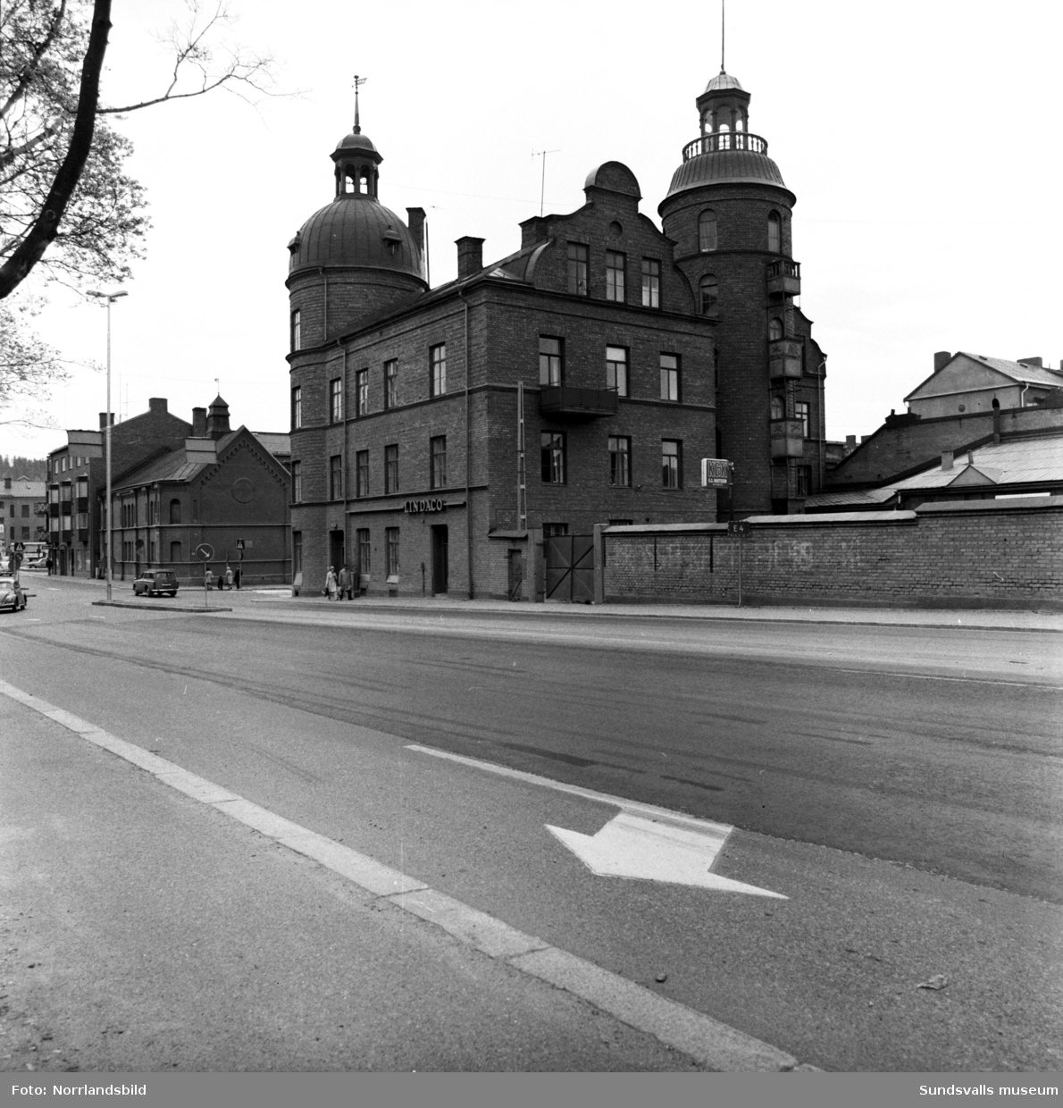 Exteriörbilder av gamla brandstationen i hörnet av Köpmangatan och Skolhusallén. Firmor i huset då var KGK och Lindaco.