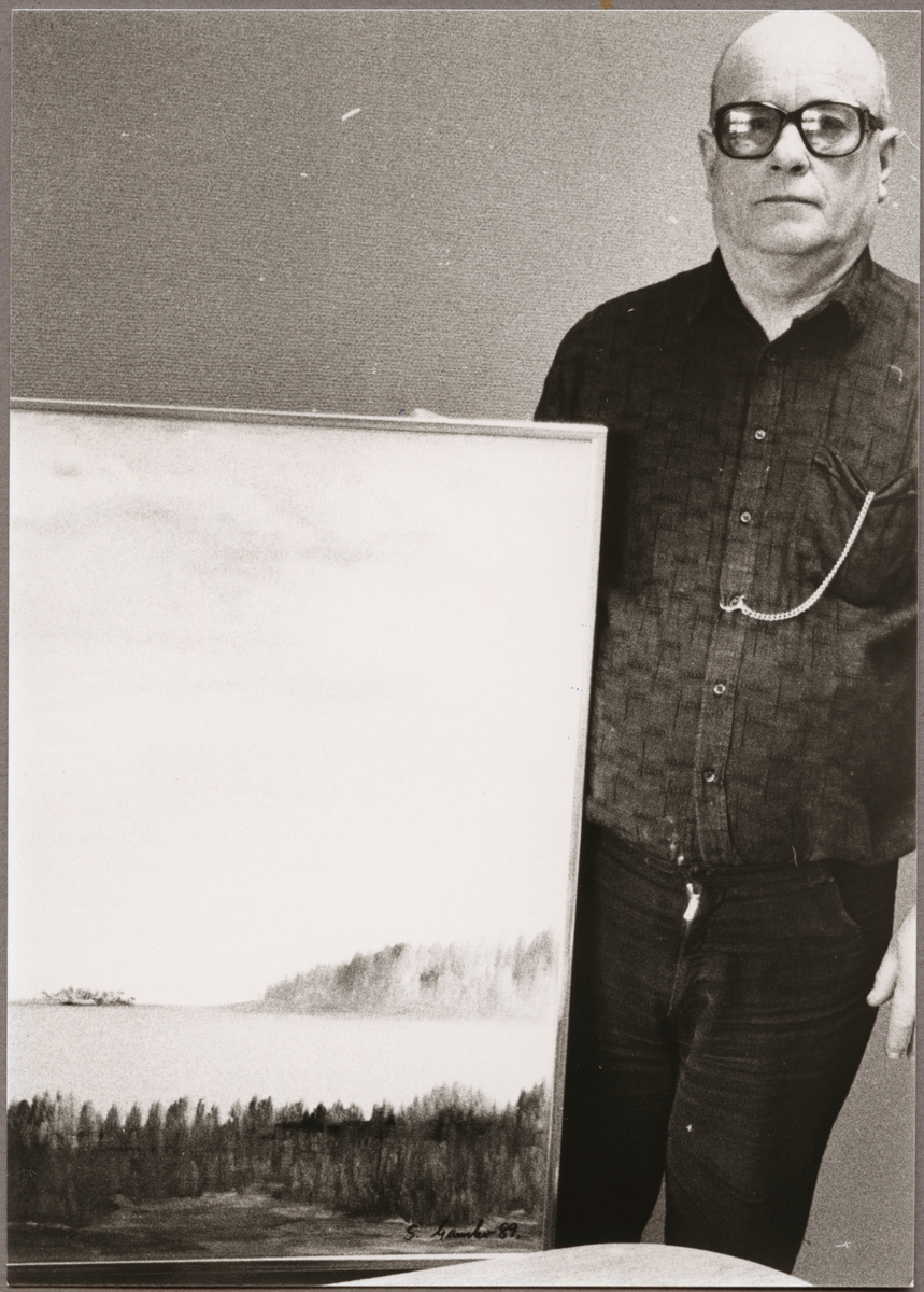 Sune Gunnlev pensionerad från Trafikaktiebolaget Grängesberg - Oxelösunds Järnvägar, TGOJ expeditionen i Oxelösund. Är nu en framgångsrik målare.