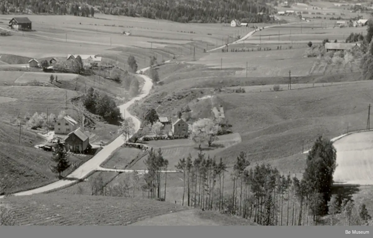 Flyfoto av Glenna med Glennahaugen i forgrunnnen.  Bildet tatt 13. juni 1958.