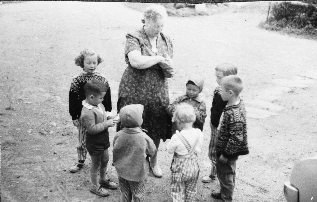 Mormor med bom-bom i posen. Astrid Ødegård f. Garpestad (1902 - ) i tunet på vestre Løge