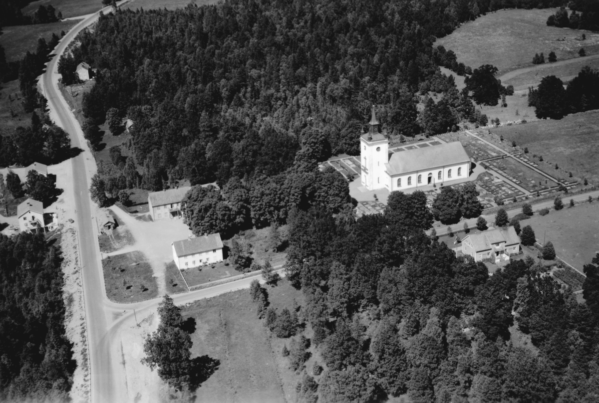 Flygfoto över Hjälmseryds kyrka i Jönköpings län. Nr R 1784