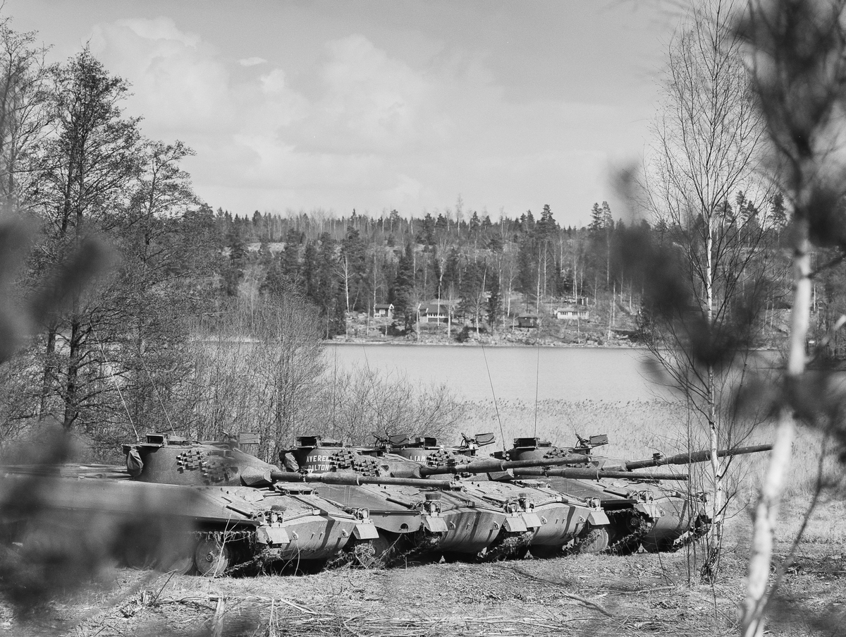 Fyra ikv 91 uppställda och låsta på norra övningsfältet i Strängnäs. Förmodligen uppehåll i bataljonsövningen.