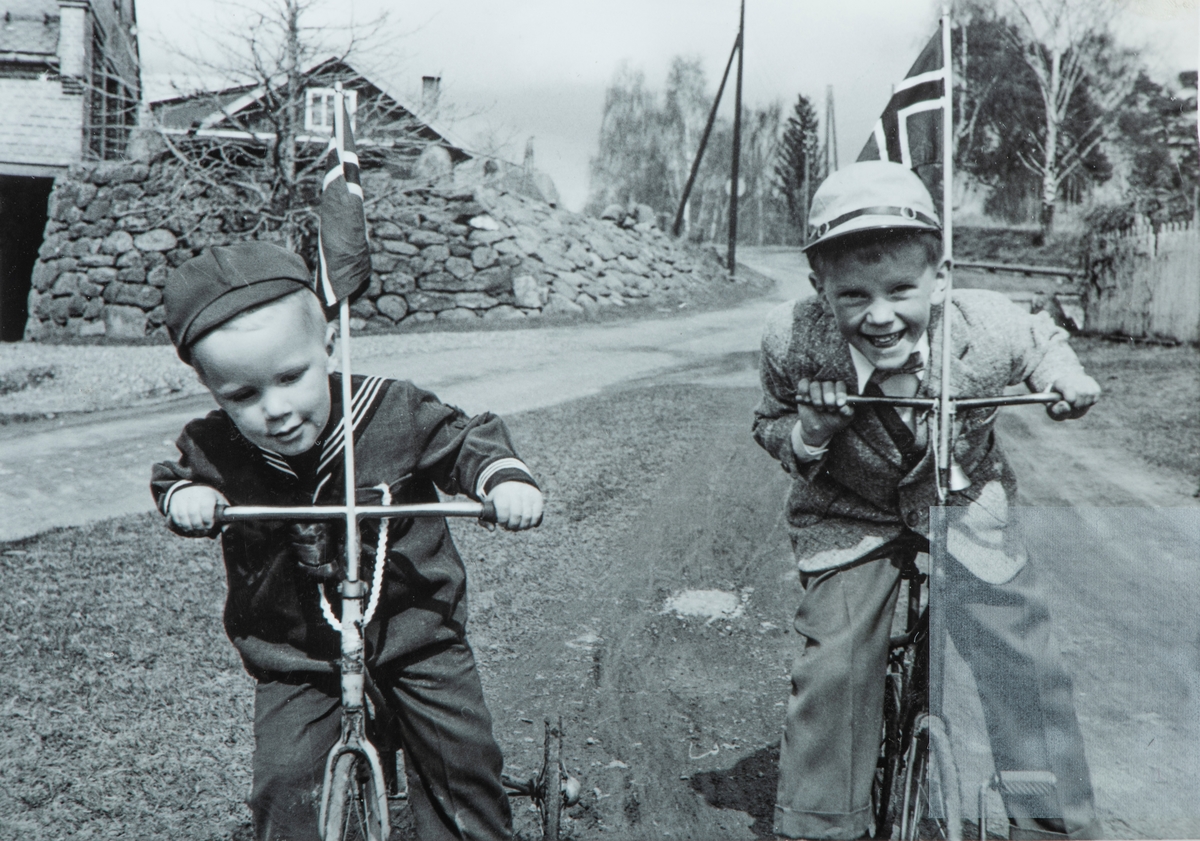 F.v. Erik Gjestvang, Jon G. Gjestvang, trehjulsykkel, barn, flagg, 17.mai. Atlungstad brenneri