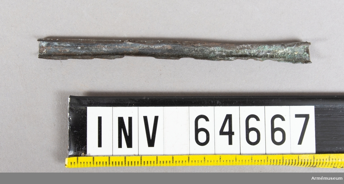 Grupp F II.
Antändningsrör. Callerströms invention 1829-30. Tändningen skedde genom att medelst en dragkrok avbryta rörets övre del, varvid där i ett glasrör förvarad svavelsyra utföll å klorsyrat kali, då explosion inträffade. Antogs vid fältartilleriet 1830.