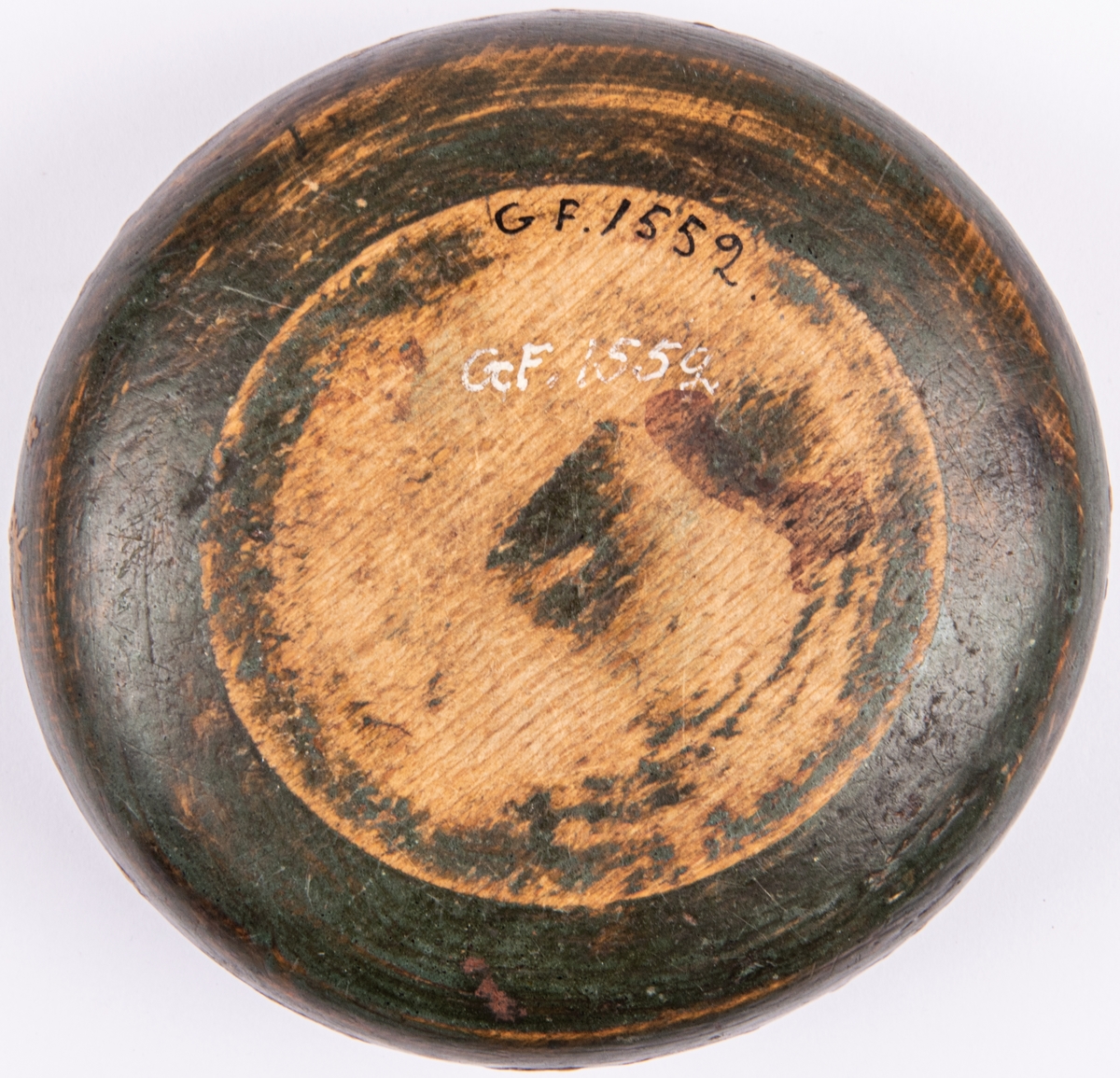 Träask med lock, trä, grönmålat med sicksackmönster, märkt ABQ AO 1789.