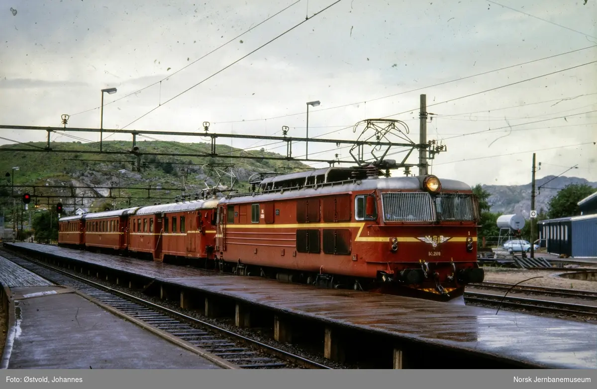 Elektrisk lokomotiv type El 14 nr. 2188 med tomtog retning Kristiansand (søndagstog).