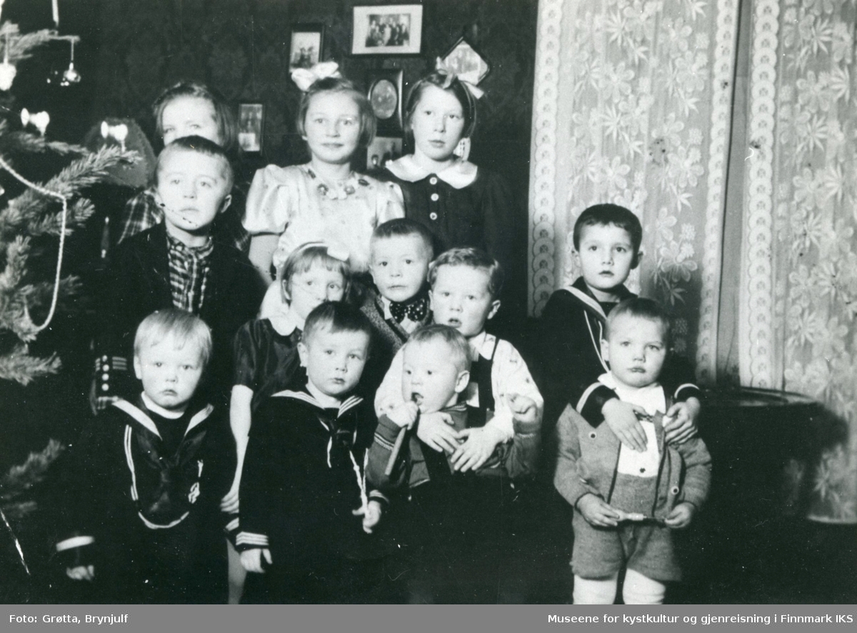 Honningsvåg. Juleselskap hos Simon Grøtta. Gruppebilde av barna ved juletreet. 1939.