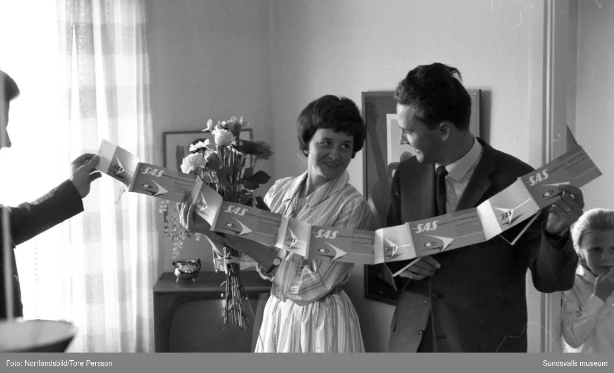 Ulla Karlsson vann 1962 en jordenrunt-resa i en slogantävling som hölls i samband med det nya inrikesflygets femårsjubileum. På första bilden Ulla och Kurt Karlsson samt SAS stationschef Henning Huss. Det vinnande bidraget löd "Far som flyger - hemma mest".
