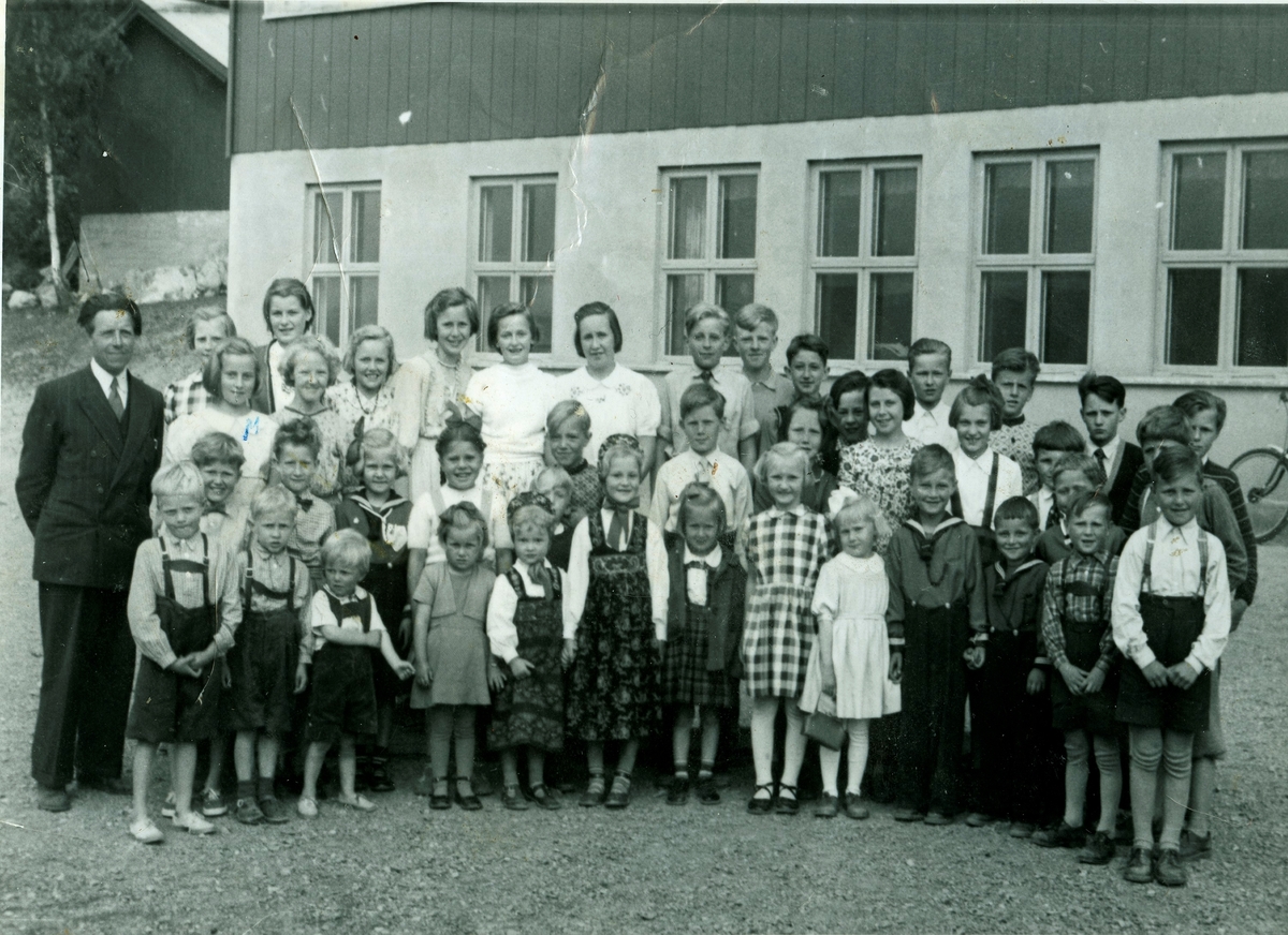 Gruppe, skjørt, bluse, jakke, bukse, stølsbu og Gruppe, skjørt, bluse, jakke, bukse, stølsbu og
