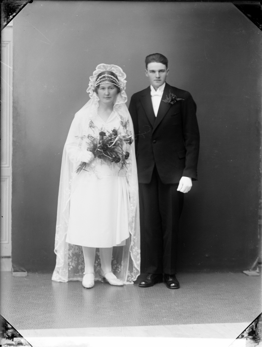 Brudparet Malmsten-Andersson från Elvisjö, Börstils socken, Uppland 1929