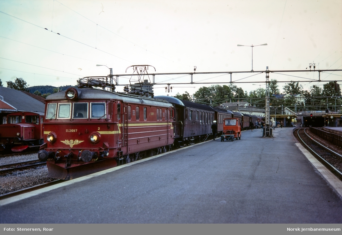 Elektrisk lokomotiv type El 11 nr. 2097med persontog retning Drammen på Asker stasjon.
