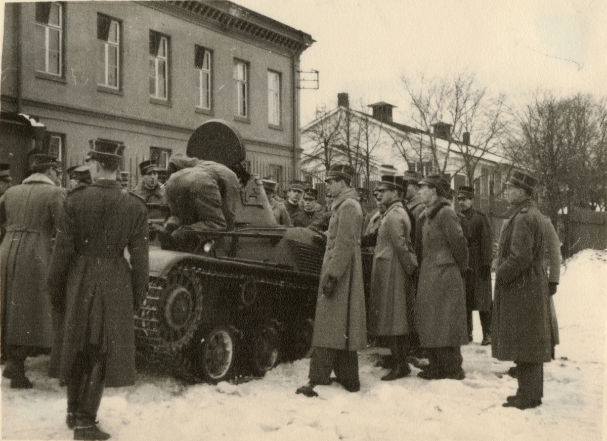 Text i fotoalbum: "AIHS studiebesök vid I 2 strdvbat (Göta livgardes stridvagnsbataljon) 19.1.1938."