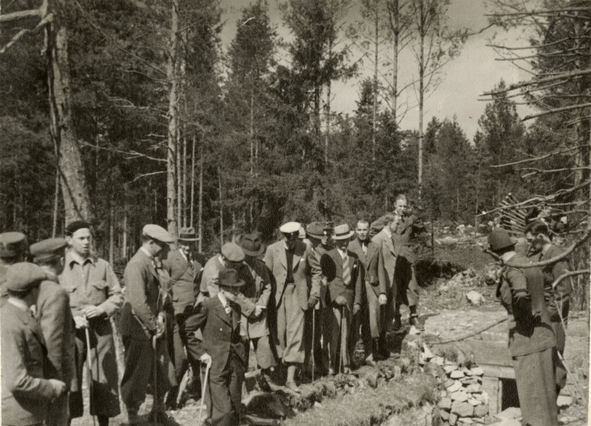 Text i fotoalbum: "Exkursion på Järvafältet 2.5.1938. Befästningsverk utförda av I1 beskådas."