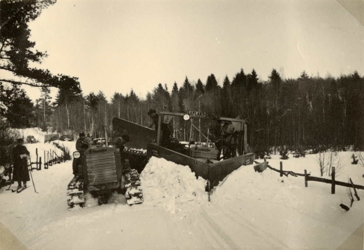 Text i fotoalbum: "Studieresa med general Alm till Finland 1.-12. mars 1939. Plogförsök vid Tohmajärvi."
