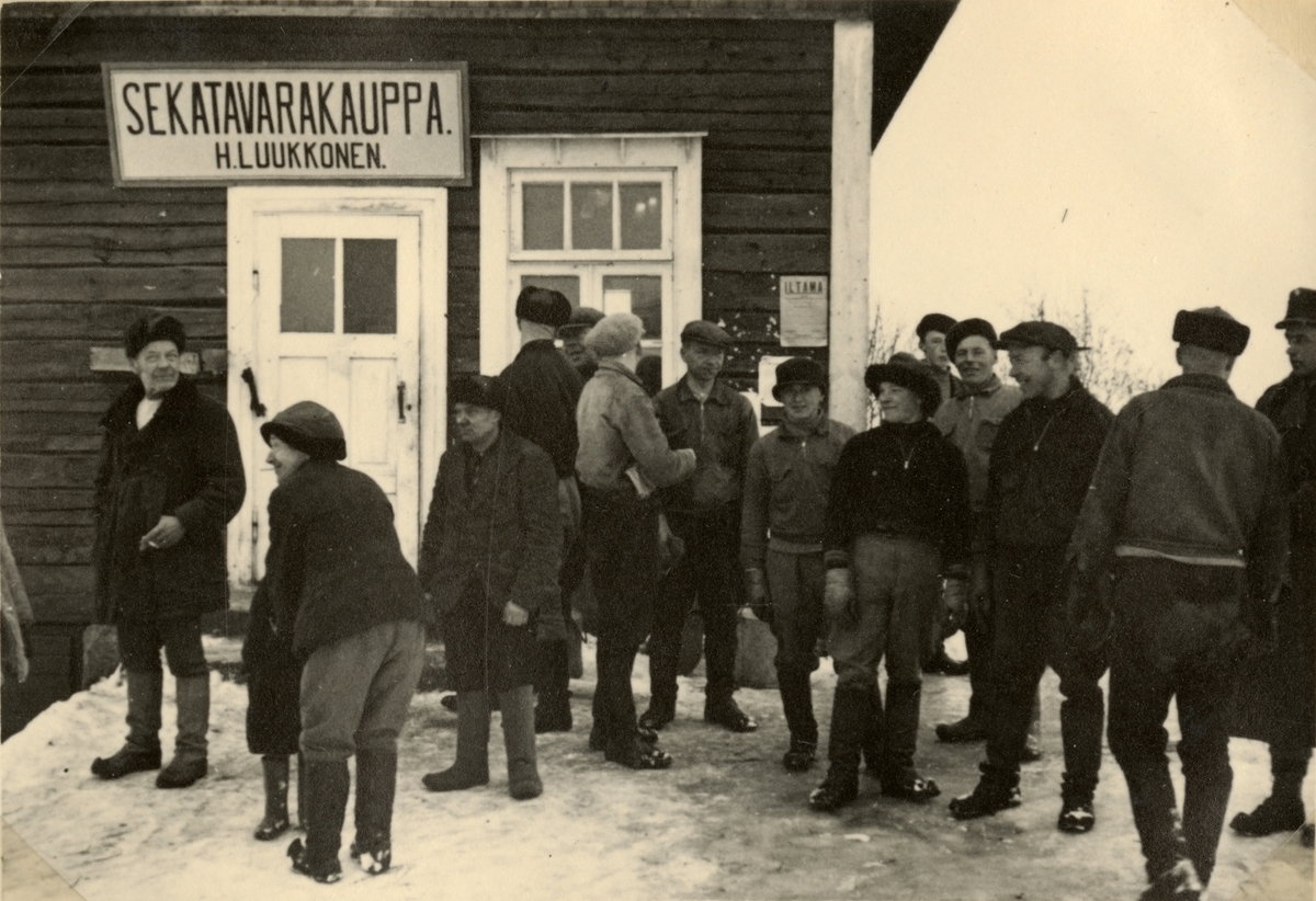 Text i fotoalbum: "Studieresa med general Alm till Finland 1.-12. mars 1939. Urinvånarna äro nyfikna."