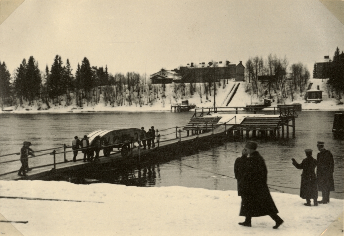 Text i fotoalbum: "Studieresa med general Alm till Finland 1.-12. mars 1939. Lätt bromateriel demonstreras."
