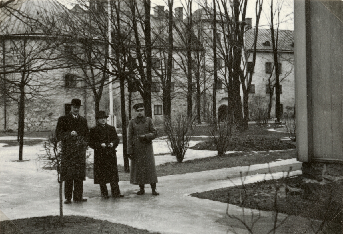 Text i fotoalbum: "Studieresa med general Alm till Finland 1.-12. mars 1939. Utanför Åbo slott, nya delen. Förevisaren är museichefen mag. Cleve."