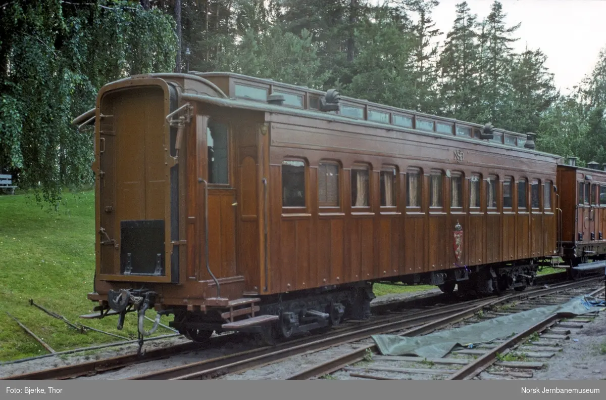 Rørosbanens kongevogn litra Ao nr. 200 ute på Jernbanemuseet i forbindelse med ombytting av utstillingsplasser