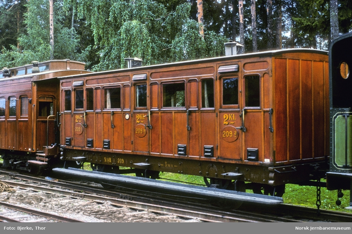 Rørosbanens personvogn litra B nr. 209 ute på Jernbanemuseet i forbindelse med ombytting av utstillingsplasser