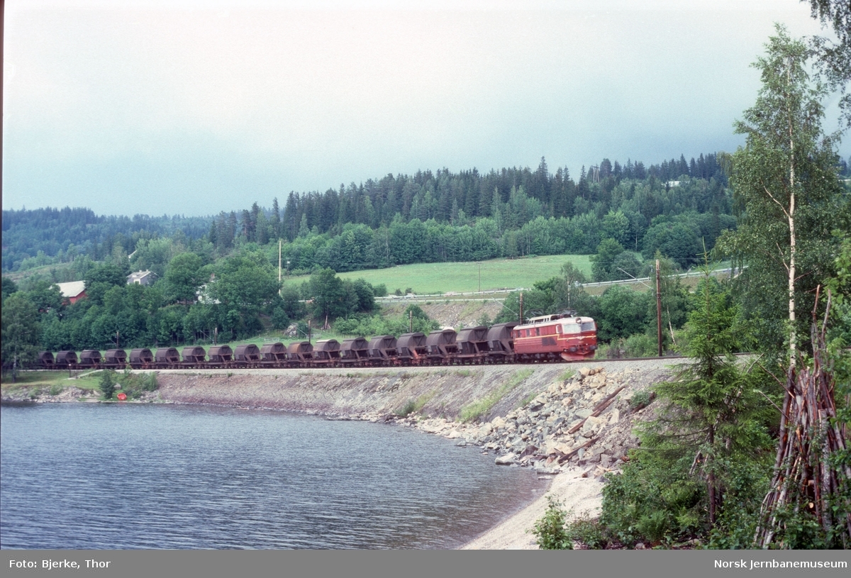 Kistog 5702 fra Hjerkinn til Sarpsborg, trukket av elektrisk lokomotiv El 14 2188, ved Morskogen