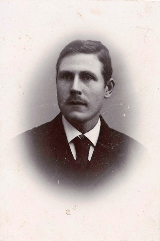 Ateljéporträtt av Anders Andreasson (1872 - 1921), Tulebo Sörgård "Axels". Flyttade till Hårskeröd, Råda socken.