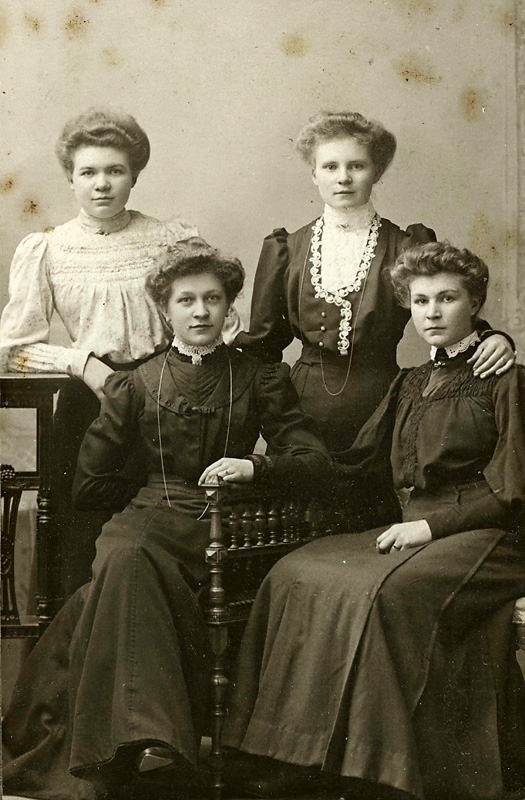 Ateljéporträtt av fyra kvinnor, okänt årtal. 
Från vänster: 1. Anna Niklasson (1896-1988), Backen. 2. Selma Gustafsson (1887-1982), Tollered-Heljered. 3. Ida Johansson (1889-1947), Backen. 4. Selma Johansson (1891-1978), Heljered. Foto från Livered-album.
Nr 1, 3 och 4 är systrar från Backen "Smens". Nr 2 är svägerska till dem.