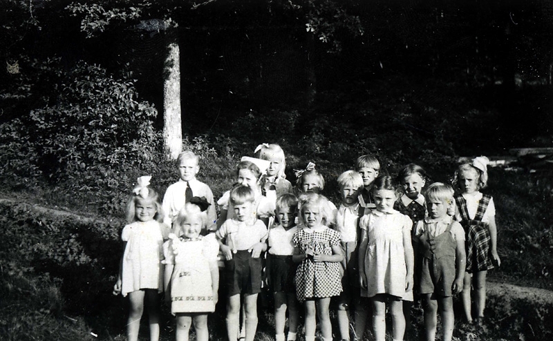 En söndagsskolegrupp från Kållereds pingsförsamling står ute i naturen, okänt årtal.