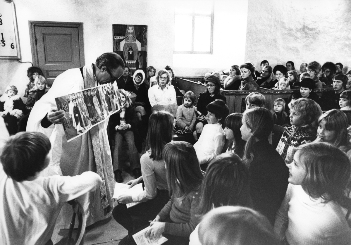 Kållereds kyrka (Svenska kyrkan) efter 1976.
Kyrkoherde Gustaf Lindman, Kållered, visar bibliska bilder för några barn.