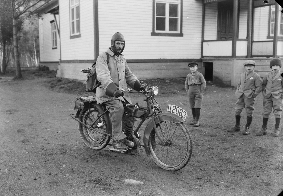 Karl August Berg på motorsykkel utenfor Furulund der han og familien bodde.