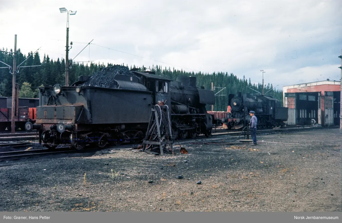 Damplokomotiv type 24b nr. 264 og 30b nr. 347 på Eina stasjon.