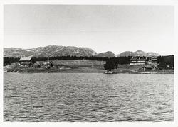 Utsikt mot Sundet fra innsjøen Møsvatn. Bebyggelse ved vannk