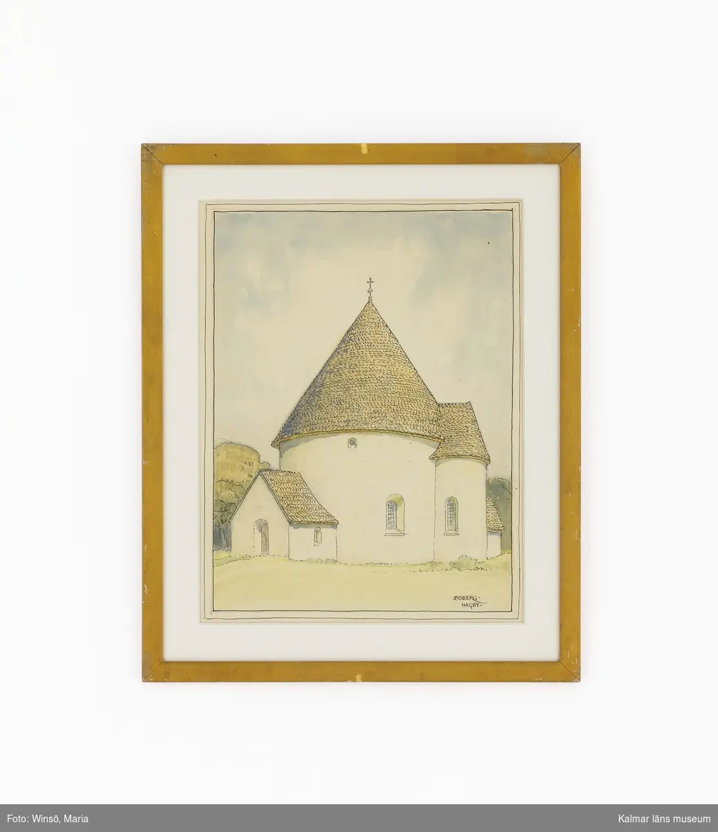 Motivet föreställer Hagby kyrka i Hagby socken i färgerna brunt, vitt, grönt och blått.