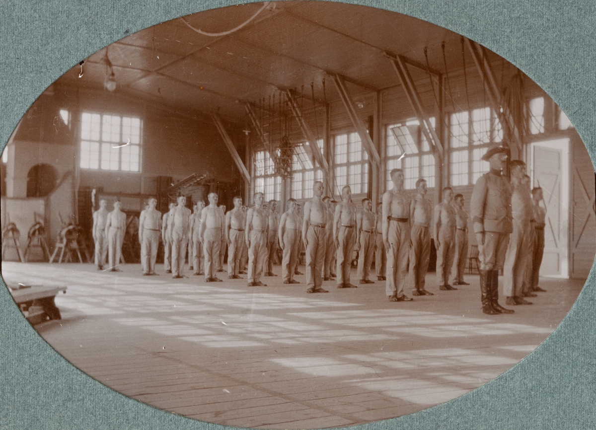 Soldater från Kronprinsens husarregemente K 7 i gymnastiksal.