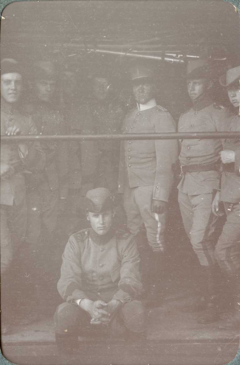 Gruppbild med soldater från Kronprinsens husarregemente K 7.