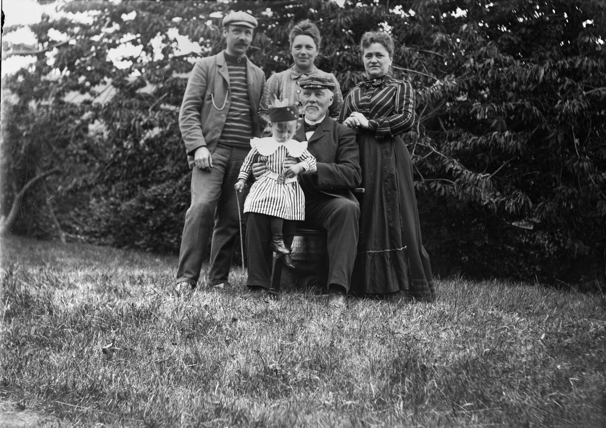 Ruben och Christiane Liljefors med sonen Roland och Christianes föräldrar Pauline Egelind Petersen och Roland Petersen i trädgård, sannolikt i Norge omkring 1905