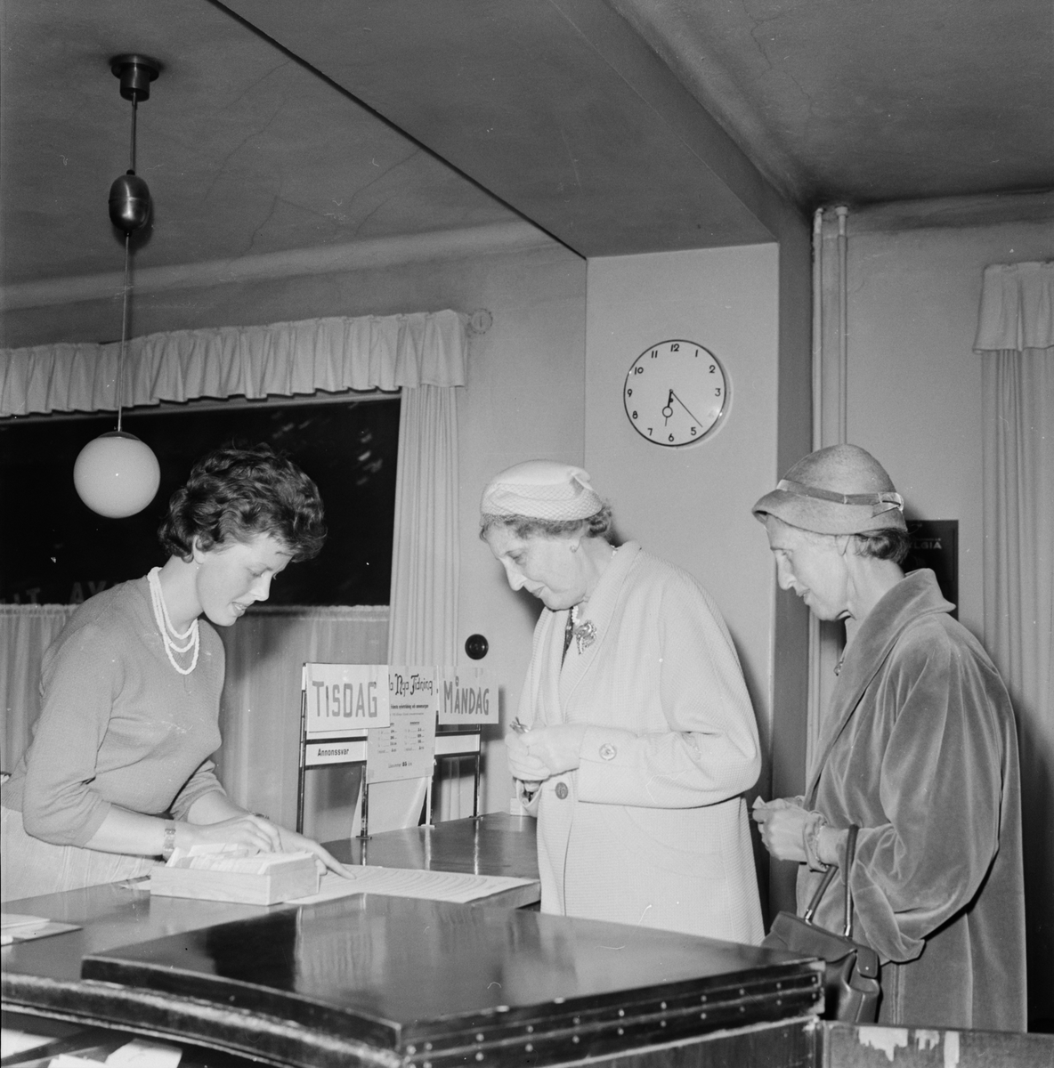 "Fröken Berit Andersson säljer teaterkort på UNT, först i kön fröken Hulda Fredzell och fru Karin Norelius", Uppsala 1958