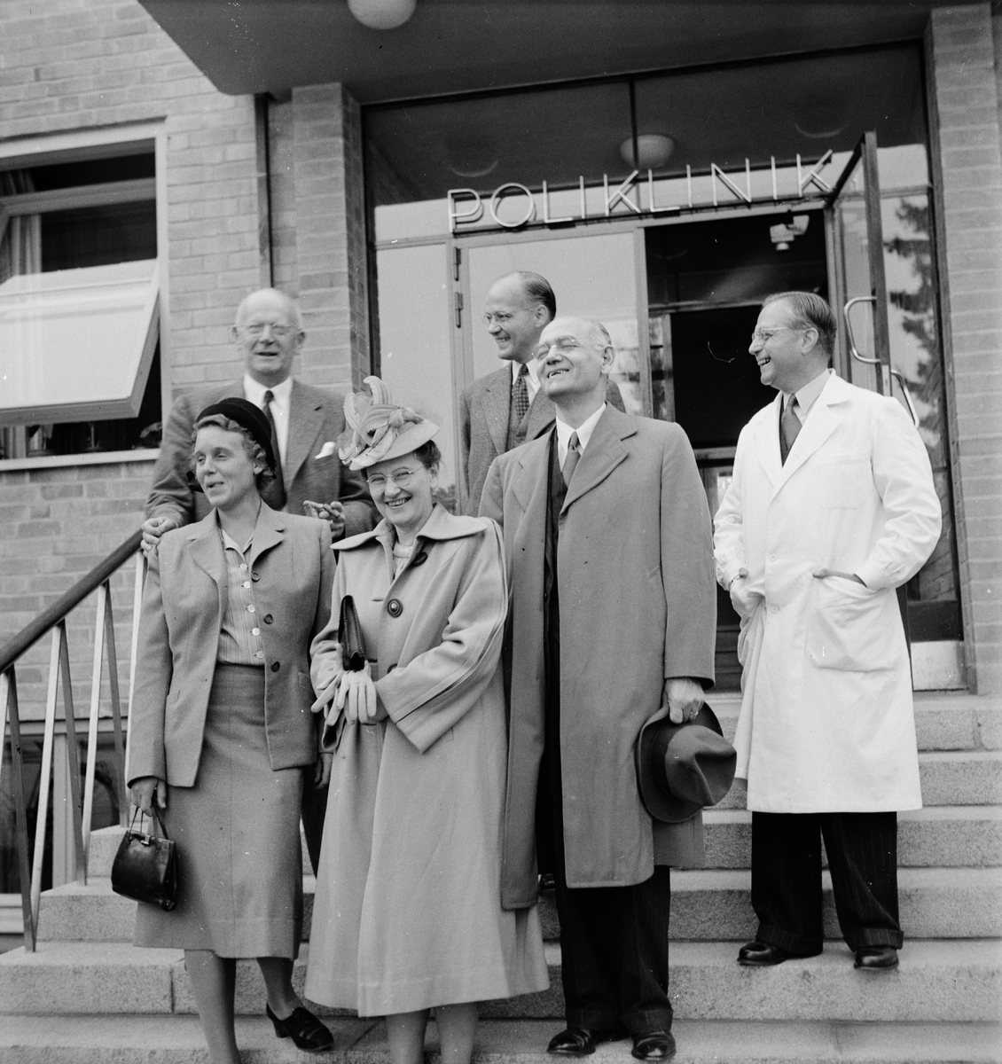 Professor Whitehorn med sällskap utanför Polikliniken, Akademiska sjukhuset, Uppsala 1947
