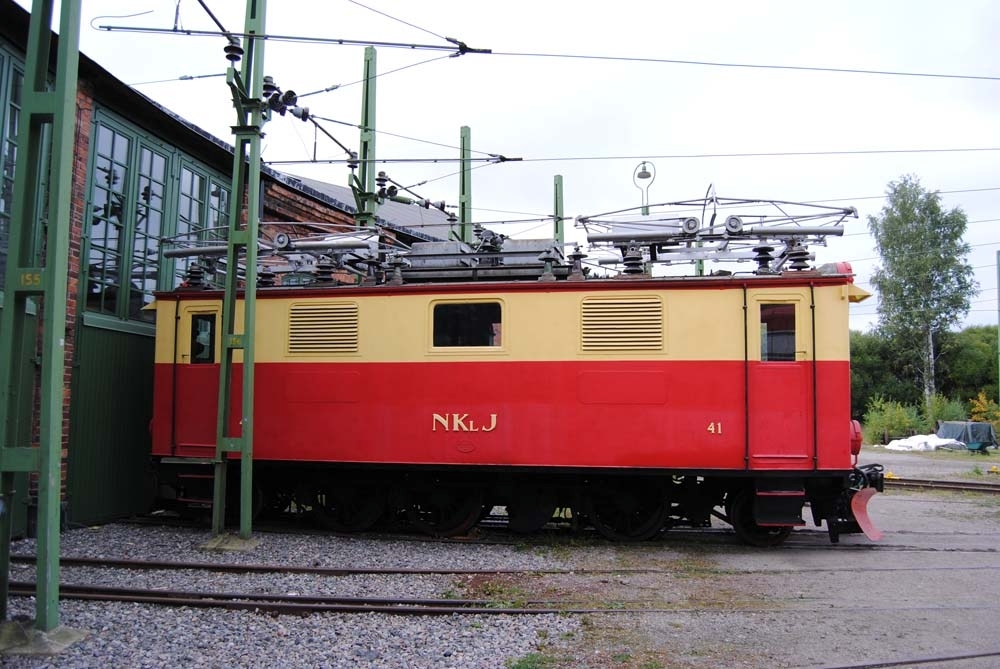 Ellok NKLJ nr 41.
Loket är röd- och gulmålat.
Spårvidd: 891 mm.
Största tillåtna hastighet 60 km/h.
Tillverkarnummer: AEG 2143. 

Längd: 9,4 m utan buffertar.