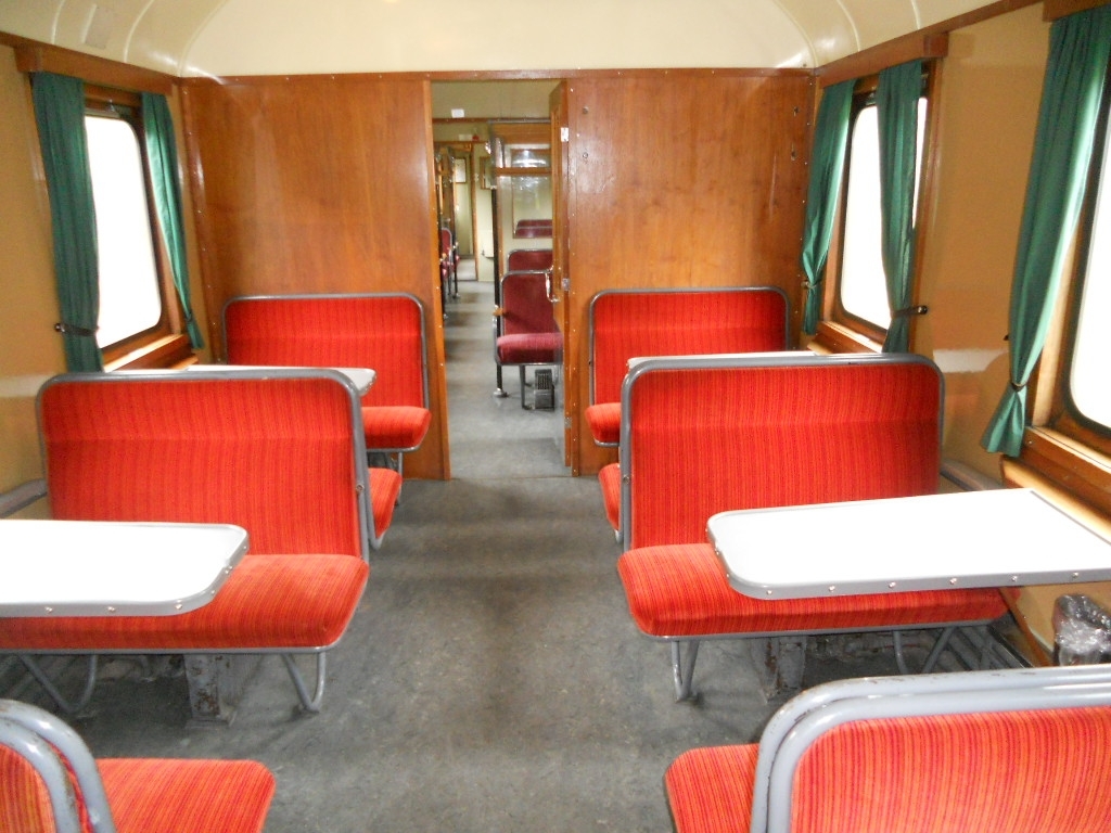 Personvagn för tredje klass med caféservering (= andra klass fr.o.m. 1956), SJ Co8cs nr 3200.
Detta är en 3-klassvagn med både kupéer och salonger med 54 sittplatser, men vagnen har också ett mindre caféutrymme i ena änden, med 24 sittplatser. 
Restaurerad vid museet 1998 och utvändigt delvis återställd i 1950-talsutförande, dock med flera återstående avvikelser. Målning och märkning i 1980-talsutförande. 1960-talsfönster med gummilister, ombyggda soffor i cafédelen, nyare ingångsdörrar samt gavlar med gummivulster.

Högsta tillåtna hastighet: 130 km/h
Antal sittplatser: 78 st.

Co8cs är en beteckning (littera på jvg-språk) på vagnstypen och betyder
C = 3-klass
o = Boggivagn (ska uttalas ”noll”)
8 = Modell 8 i ”Co-familjen”, vilket har med inredningen att göra
c = café
s = större serveringsavdelning (24 platser) till skillnad från ”m” som var mindre dito (16 platser)
3200 är vagnens individnummer

EVN: 50 74 2253 200-6