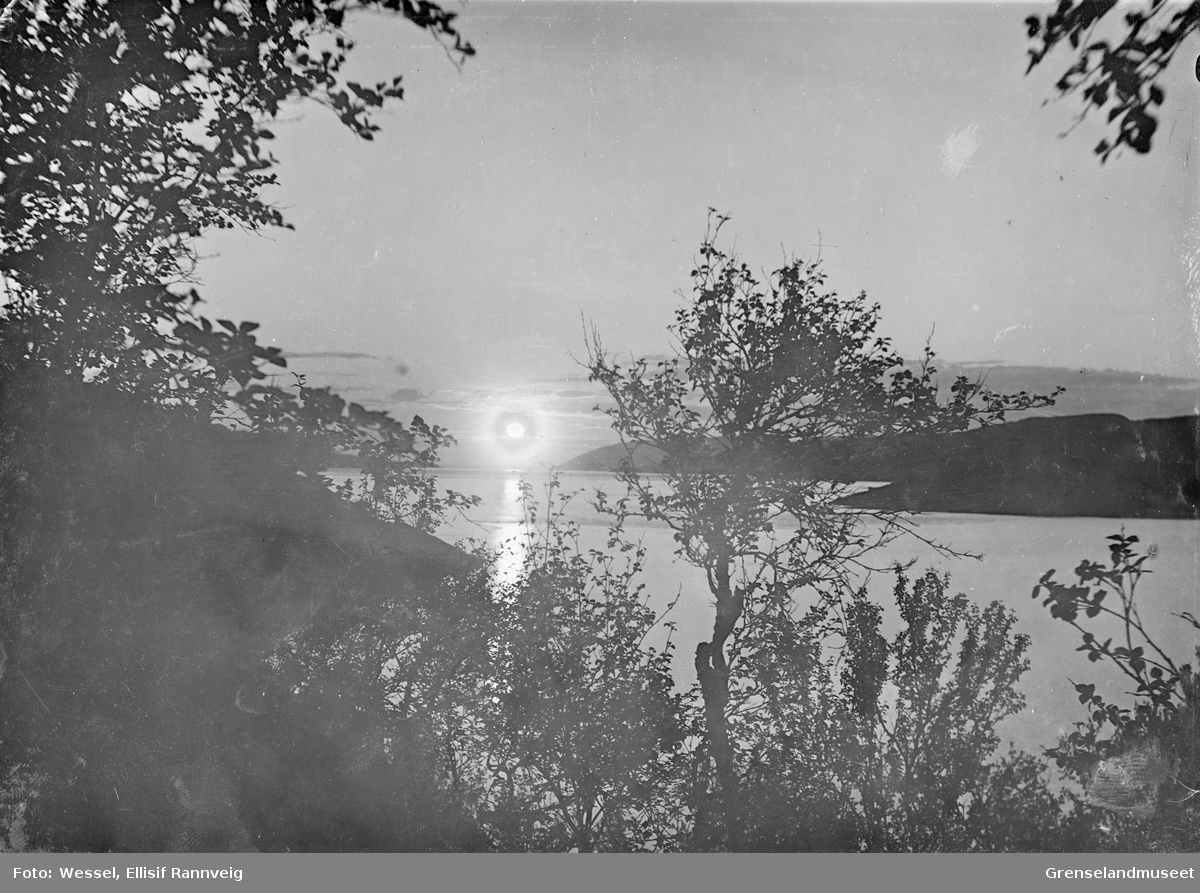 Midnattssol over Bøkfjorden sett fra Soldatbukta. (tidl. Prestebugt)
