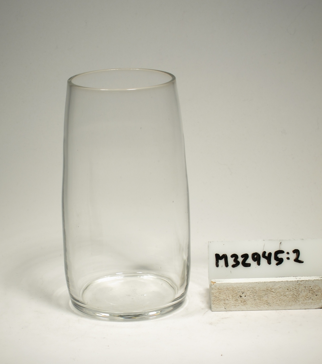 Cylindriskt glas som sluter sig inåt vid mynningen.