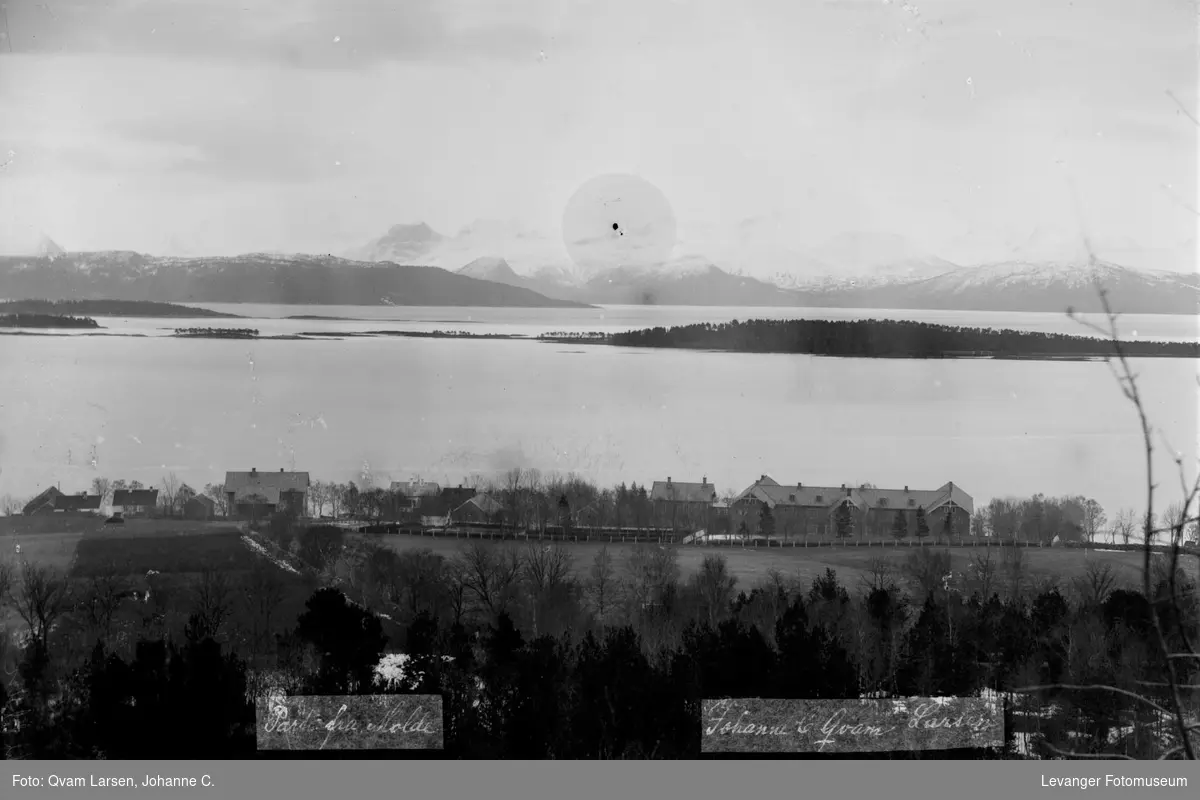 Utsikt fra Rekneshaugen i Molde  mot Hjertøya, skrått til høyre, og Sekken, til venstre.